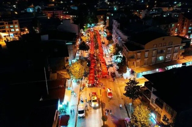 Yalova Altınova'da yüzlerce kişi 15 Temmuz'a özel 600 metrelik Türk Bayrağı taşıdı