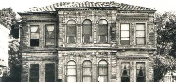 Beylerbeyi'nde restorasyonu süren tarihi İsmail Hakkı Efendi Yalısı, gece çıkan yangında kül oldu. Yalının yanındaki 205 yıllık Beylerbeyi Camisi'nin kubbesi de tamamen hasar gördü