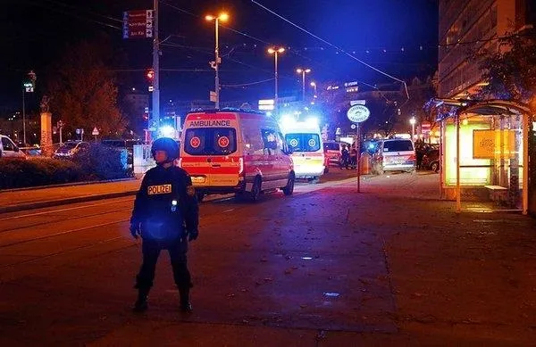 son-dakika-avusturyanin-baskenti-viyanada-sinagog-yakinlarinda-silahli-saldiri-1604351693481.jpeg Son dakika: Avusturya’nın başkenti Viyana’da sinagog yakınlarında silahlı saldırı!-2
