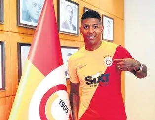 Van Aanholt imzayı attı