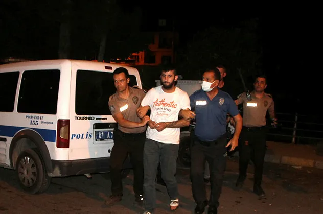 Adana'da kavga anonsuna giden bekçilerin durdurduğu araçtan 2 ruhsatsız silah çıktı
