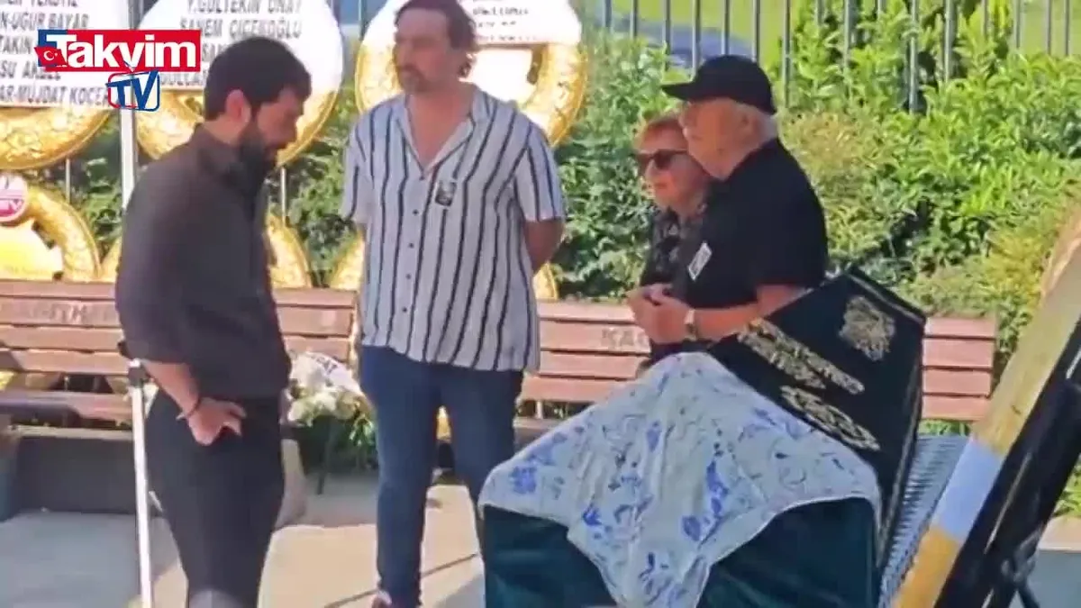 Akın Akınözü annesinin tabutu başında gözyaşlarına boğuldu!