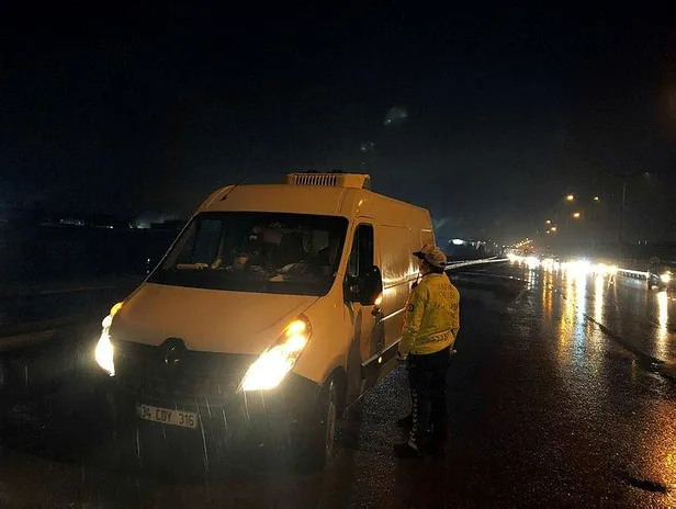 Son dakika: İstanbul'un giriş ve çıkışlarında Kovid-19 denetimi: Sürücü ve yolcuların ateşi ölçülüyor-1