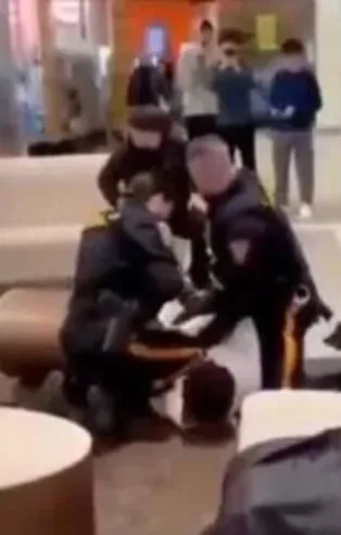 Görüntüler infial yarattı! ABD’de gençlerin kavgasına polisten ırkçı müdahale