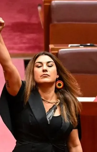 Aborjin Senatörden Kraliçe Elizabeth'e 'sömürgeci' tepkisi