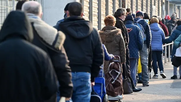 İtalya'da halk gıda yardımı alabilmek amacıyla uzun kuyruklarda bekliyor-5