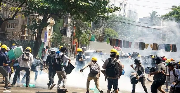 Myanmar'da düzenlenen protestolara güvenlik güçlerinden silahlı müdahale! Çok sayıda ölü var