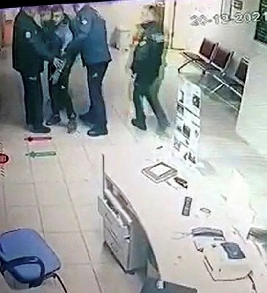 muglada-hastanede-tedavisi-suren-kiz-arkadasini-gormesine-izin-verilmedigi-iddia-eden-psikopat-satirla-hastaneyi-basti-1640025829946.jpeg Muğla'da satırlı psikopat hastaneyi basarak dehşet saçtı!-2