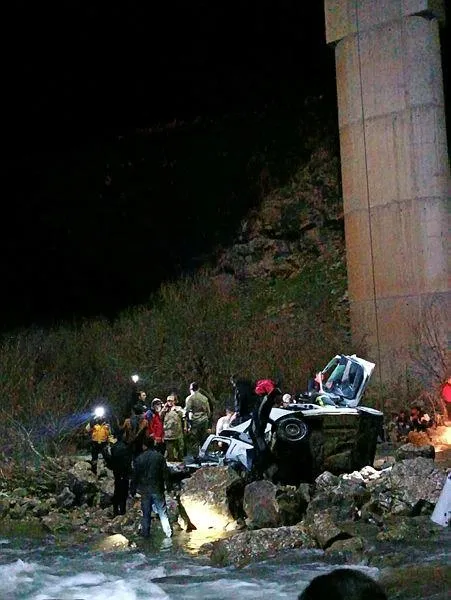 batmanda-otomobil-kopruden-dustu-3-olu-1674245071086.jpeg Batman'da otomobil köprüden düştü. 3 ölü-5