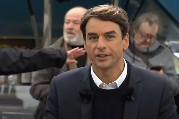 Fransa Cumhurbaşkanı Emmanuel Macron'a dokunan yanar! "Macron istifa" diye bağırdı psikiyatri servisine gönderildi-3