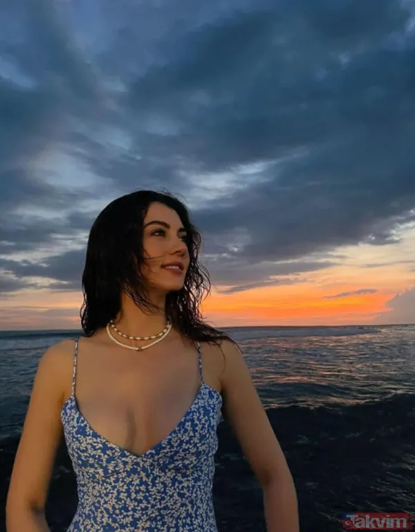 Burcu Özberk Bali'ye ışınlandı derin göğüs dekolteli minisiyle yaktı geçti! Dizisi apar topar final yapan Burcu Özberk... - 5