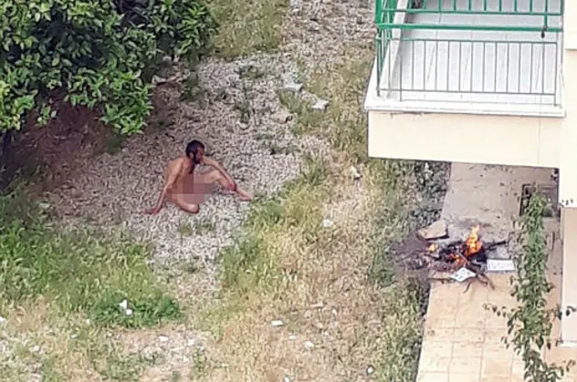 Antalya'da apartmanın bahçesine çırılçıplak girdi ateş yaktı