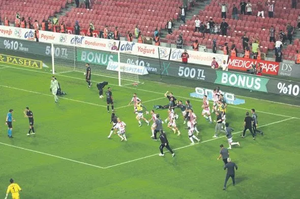 1699140121792.jpeg Galatasaray'ın kaptanı Muslera Bayern maçında forma giyecek mi? Beklenen haber geldi...-5