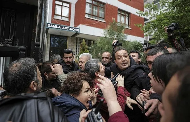 Evlat nöbetindeki ailelerden terörün siyasi ayağı HDP'ye siyah çelenk! HDP’liler hazmedemedi ailelere saldırdı-4