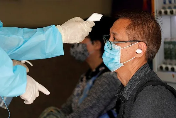 Çin'de yapılan koronavirüs testi halkı ikiye böldü! "DNA bilgilerimizi çalıyorlar"-7