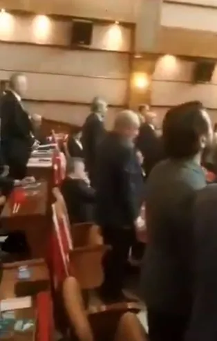 İBB'de skandal görüntüler! CHP'li üyelerden İstiklal Marşı'na saygısızlık