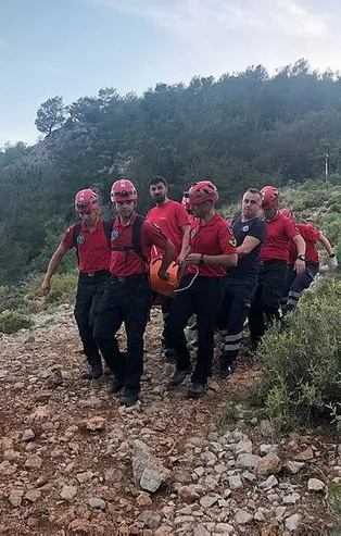 Fethiye'de kayalık alana düşerek yaralanan Rus yamaç paraşütçüsünü JAK timi kurtardı