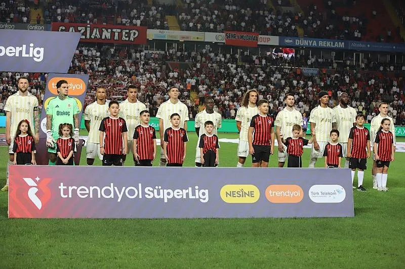 fenerbahcede-ismail-kartal-doneminde-dikkat-ceken-degisim-fenerbahcede-sorunlar-bitmiyor-soke-eden-detay-1789539688925.jpeg Fenerbahçe'de sorunlar bitmiyor! Şoke eden detay-12