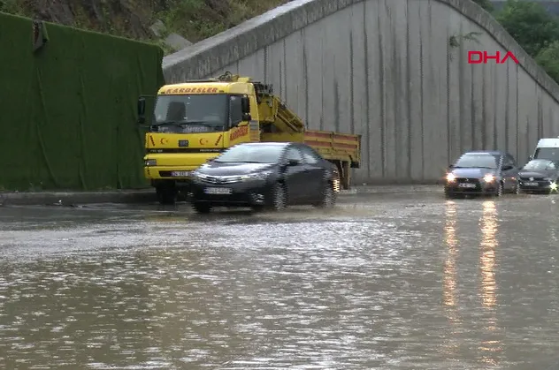 İstanbul'da toprak kayması! Yol trafiğe kapatıldı