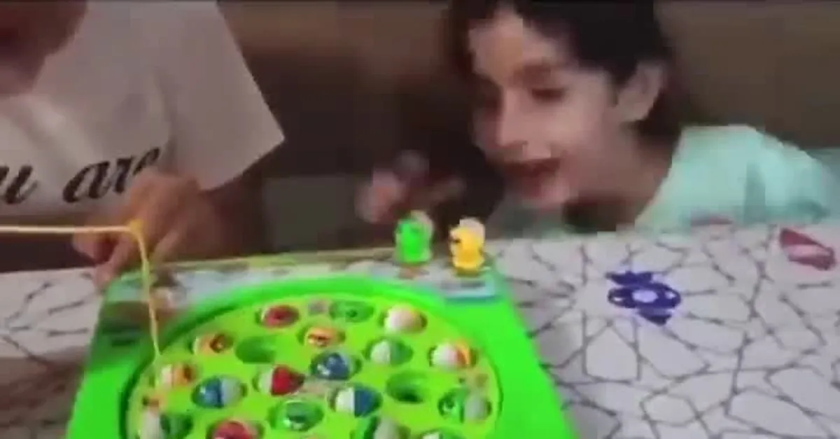 Katil İsrail onu da şehit etti! Kızlarını teskin etmeye çalışan baba bombardımanda hayatını kaybetti