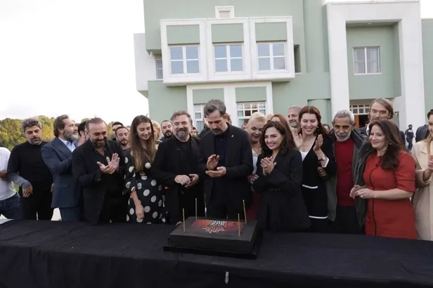 edhoda-200-bolum-fragmanini-aratmayacak-paylasimlar-yapildi-bir-aile-iki-de-zorlu-hasimla-transfer-yagmuru-1634542142597.jpg EDHO'da 200. bölüm fragmanını aratmayacak paylaşımlar yapıldı! Bir aile iki de zorlu hasımla transfer yağmuru!-7