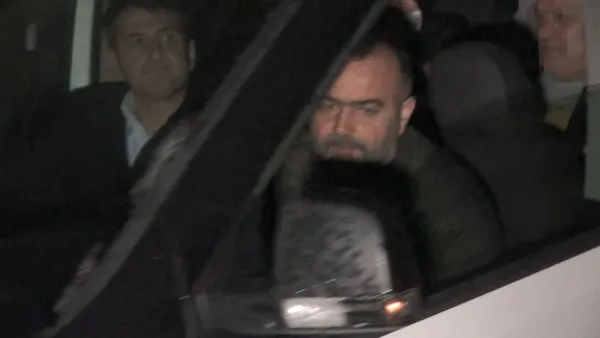 kocaelide-dehset-anlari-ayrilmak-icin-esyalarini-almaya-gelen-evli-sevgilisini-oldurerek-cesedini-rehin-aldi-1613426198718.jpg Kocaeli'de dehşet anları: Ayrılmak için eşyalarını almaya gelen evli sevgilisini öldürerek cesedini rehin aldı-8