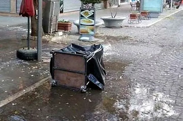 Manisa'nın Salihli ilçesinde sokak ortasında içi altın dolu kasa bulundu