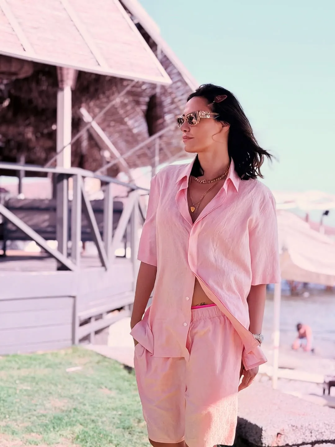 sukran-ovali-cesme-sahiline-pembe-pijamayla-indi-1785834357366.jpg Çeşme sahilinde pembe pijama sürprizi: Şükran Ovalı'nın plaj tarzı sosyal medyada öne çıktı-5