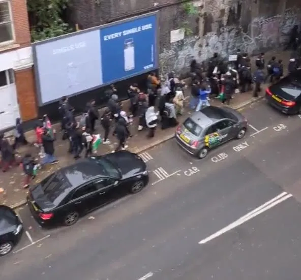 milyonlar-filistine-destek-icin-toplandi-londrada-israil-karsiti-protesto-nehirden-denize-ozgur-filistin-1700166238512.jpeg Milyonlar Filistin’e destek için toplanmaya devam ediyor! Londra'da lise öğrencileri dersi terk edip tek yürek oldu: "Nehirden denize Özgür Filistin"-4