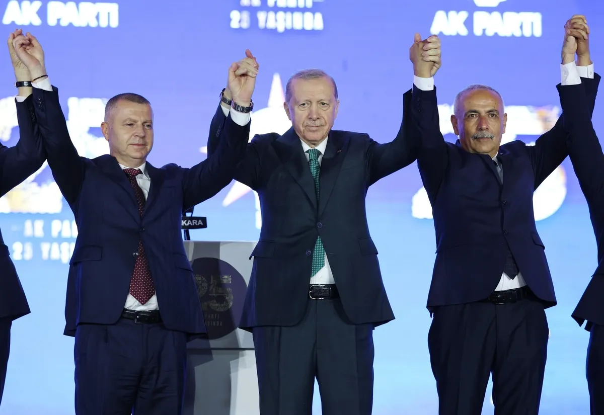 ak-parti-istanbulda-yeniden-birinci-son-anket-verileri-aciklandi-1786766039065.jpeg AK Parti İstanbul'da yeniden birinci! Son anket verileri açıklandı... İlçelerde de fark açılıyor-7