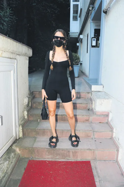 stil-ikonu-serenay-sarikaya-bu-kez-sinifta-kaldi-sandaletini-goren-saskina-dondu-tepkilerin-ardi-arkasi-kesilmedi-1628887271554.jpg Stil ikonu Serenay Sarıkaya bu kez sınıfta kaldı! Sandaletini gören şaşkına döndü tepkilerin ardı arkası kesilmedi-9