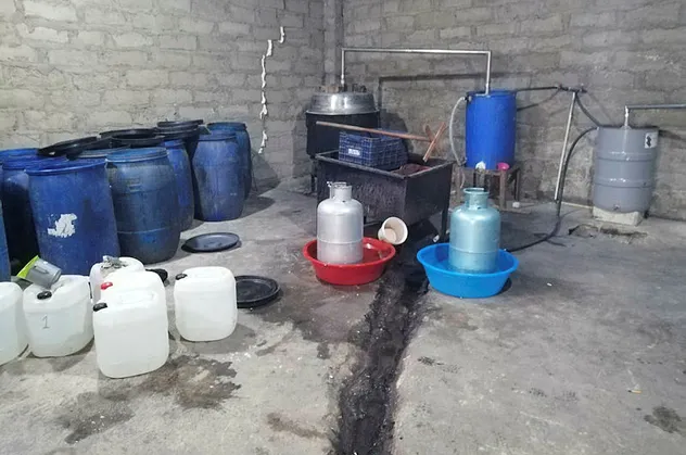 Adana'da depo baskını! 9 bin 440 litre sahte içki ele geçirildi