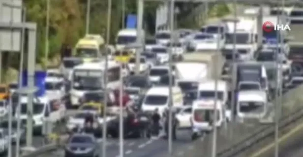 Son dakika: E-5'i trafiğe kapatan kaza! Minibüse çarpan otomobil kontrolden çıkıp takla attı!