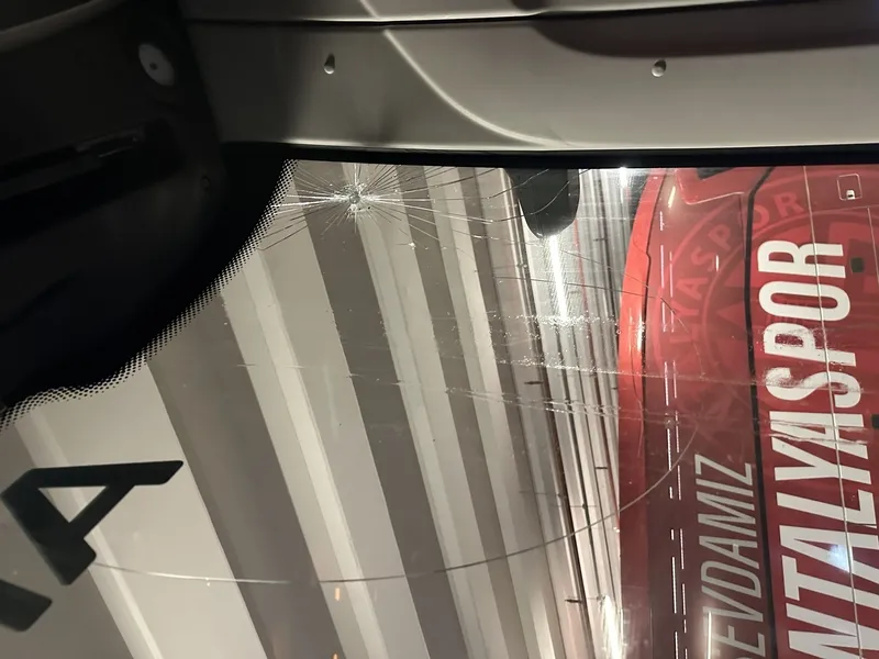 antalyaspor-maci-oncesi-trabzonsporun-otobusune-tasli-saldiri-1769789904967.jpg Antalyaspor maçı öncesi Trabzonspor'un otobüsüne taşlı saldırı!-3