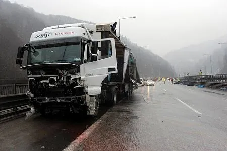 TEM'de feci kaza! Trafik kilit-1
