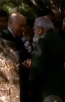 Devlet Bahçeli'nin el öpmeye çalıştığı an