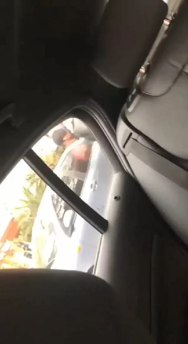 Kadıköy'de trafikte kasklı dehşet! Motosiklet sürücüsü trafikte kendisini sıkıştıran sürücüye saldırdı-4