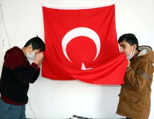 Hurda toplarken çöpte buldukları bayraklara sahip çıkan iki kardeşten biri doktor diğeri polis olmak istiyor
