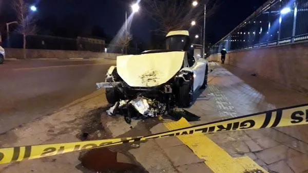 Ankara'daki kazaya karışan lüks otomobilin sürücüsü her yerde aranıyor!-4