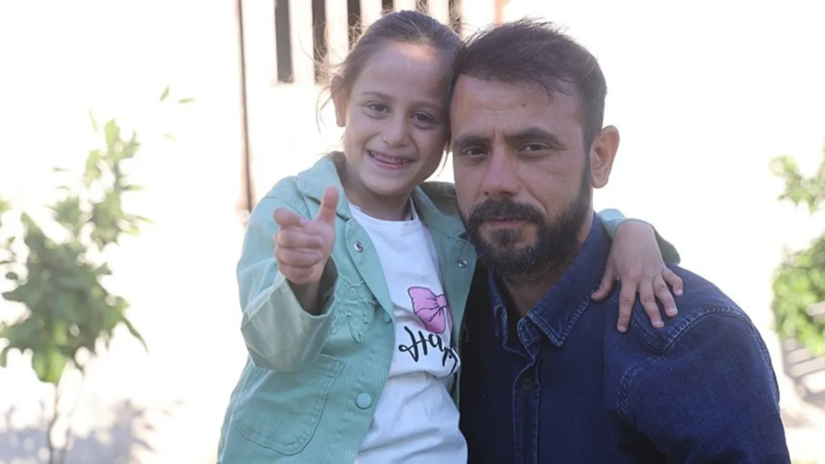 Enkazdan 52 saat sonra çıkan mucize çocuk Zeynep, amcasının şefkatiyle hayata tutundu