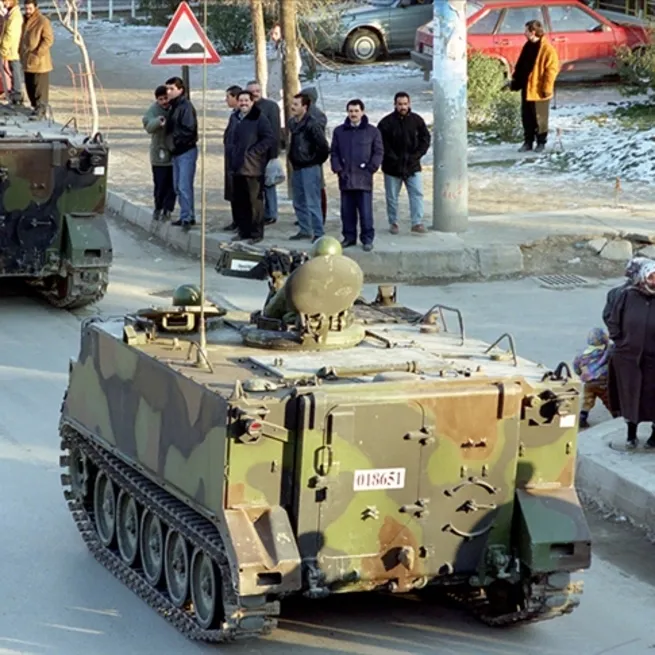 Tarihe kara bir leke: 28 Şubat! Üzerinden 26 yıl geçti ama yaşanılanlar hala hafızalarda! İşte 28 Şubat darbesinin utanç manşetleri!
