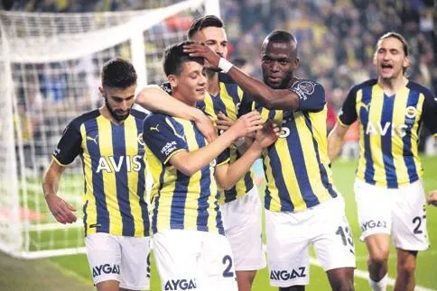 kanarya-seriye-bagladi-goztepeyi-evinde-yenen-fenerbahce-liderle-arasindaki-puan-farkini-11e-indirdi-1650147251830.jpeg