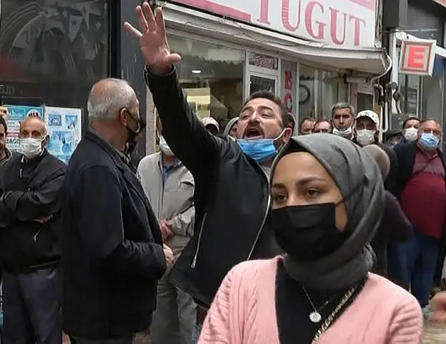 Gelecek Partililer Davutoğlu’nu eleştiren vatandaşa saldırdı