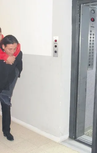 Eşi terk edip gidince, Rıfat Şahin 17 yaşındaki otistik hastası oğluna hem annelik hem de babalık yapıyor!