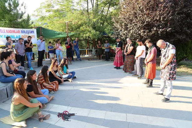 Yer: Tunceli... Kadına yönelik şiddeti etek giyerek protesto ettiler-4