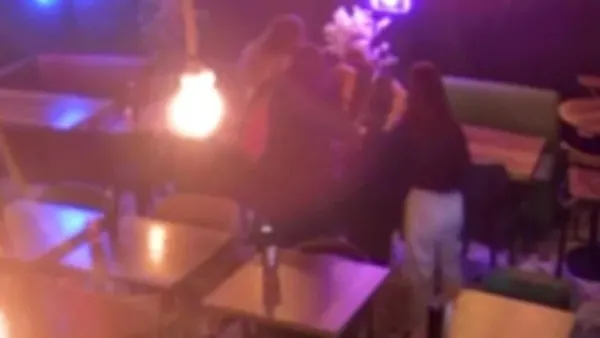 susi-yemeye-gitti-iki-kat-asagi-duserek-yaralandi-1786566334060.jpeg Suşi yemeye giden 17 yaşındaki genç kızın başına gelmeyen kalmadı: İki kat aşağı düşüp kaynar suyla yandı-5