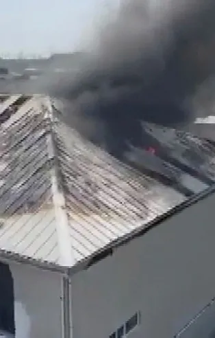 Arnavutköy'de 2 katlı depoda yangın