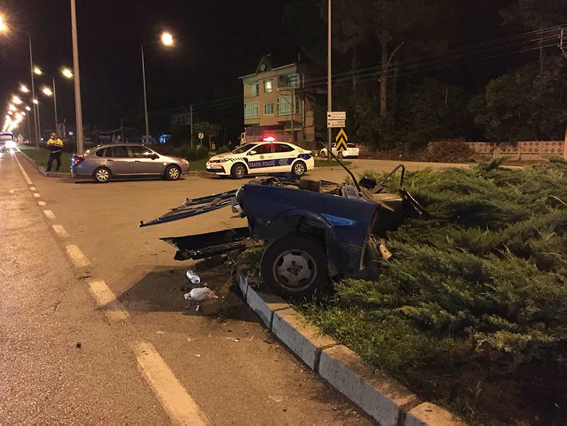Samsun'da korkunç kaza! Araç ikiye bölündü - 2