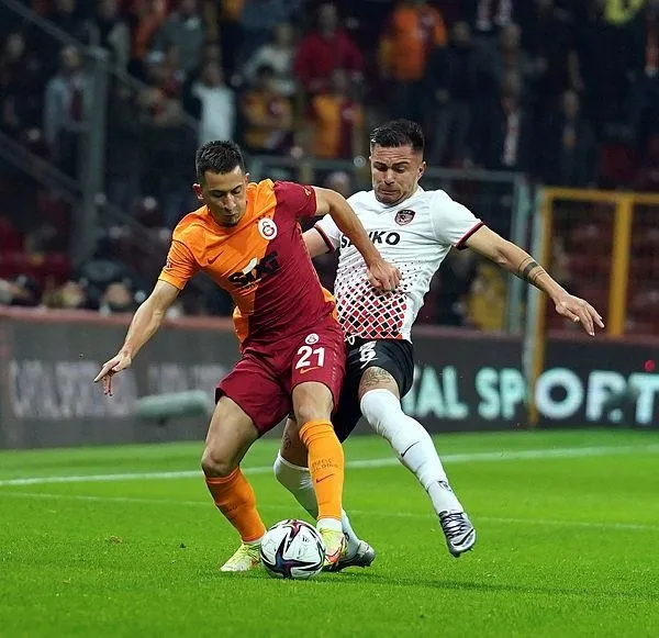 galatasaray-gaziantep-fk-canli-anlatim-izle-1635700139091.jpeg Galatasaray hata yapmadı! Rakiplerinin kaybettiği haftada Gaziantep'i 2-0'la geçti-5