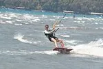 Ayça Varlıer ve Betül Demir Bodrum’da kitesurf heyecanı yaşadı